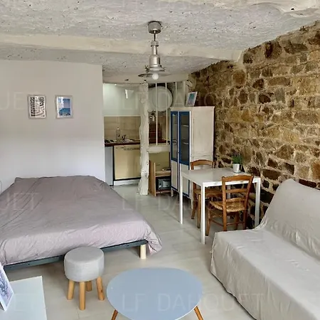 Joli Avec Terrasse A Deux Pas De La